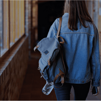 Foto de jovem mulher com mochila