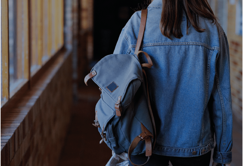 Foto de jovem mulher com mochila