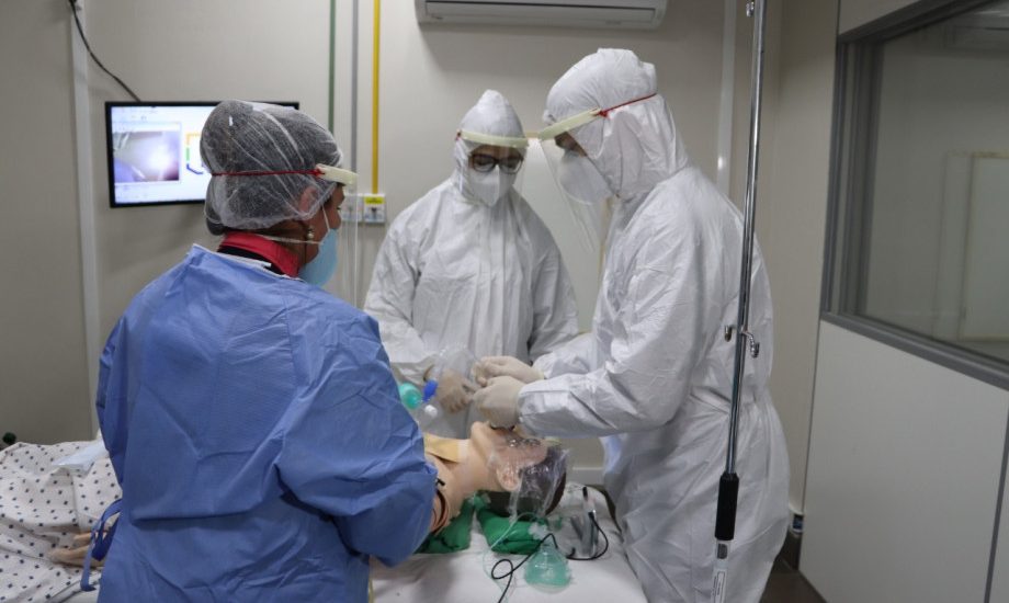 Médicos do Centro Covid participam de curso na UCPel