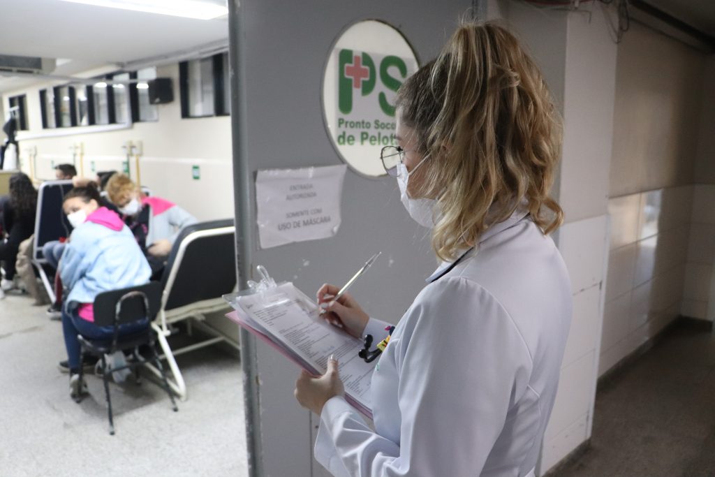 Aluna Medicina UCPel atuando no Pronto Socorro de Pelotas, anexo ao Hospital Universitário São Francisco de Paula