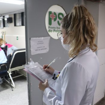 MEDICINA UCPEL ALUNA UCPEL EM ATENDIMENTO NO PRONTO SOCORRO.JPG