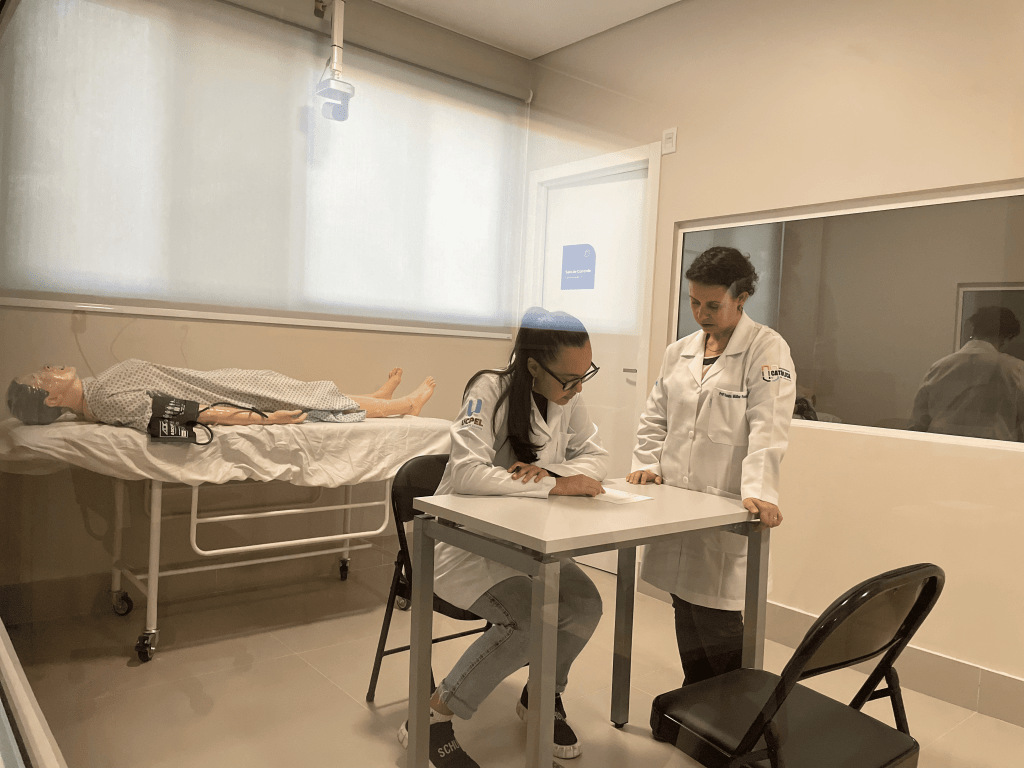 Aluna e professora Medicina UCPel em atividade no HSim