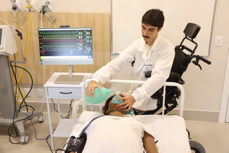 aluno Medicina UCPel em atendimento simulado no HSIM