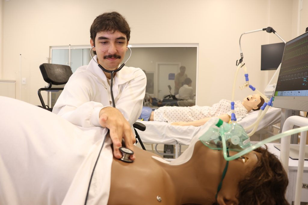 Aluno da Medicina UCPel no Hospital de Simulação