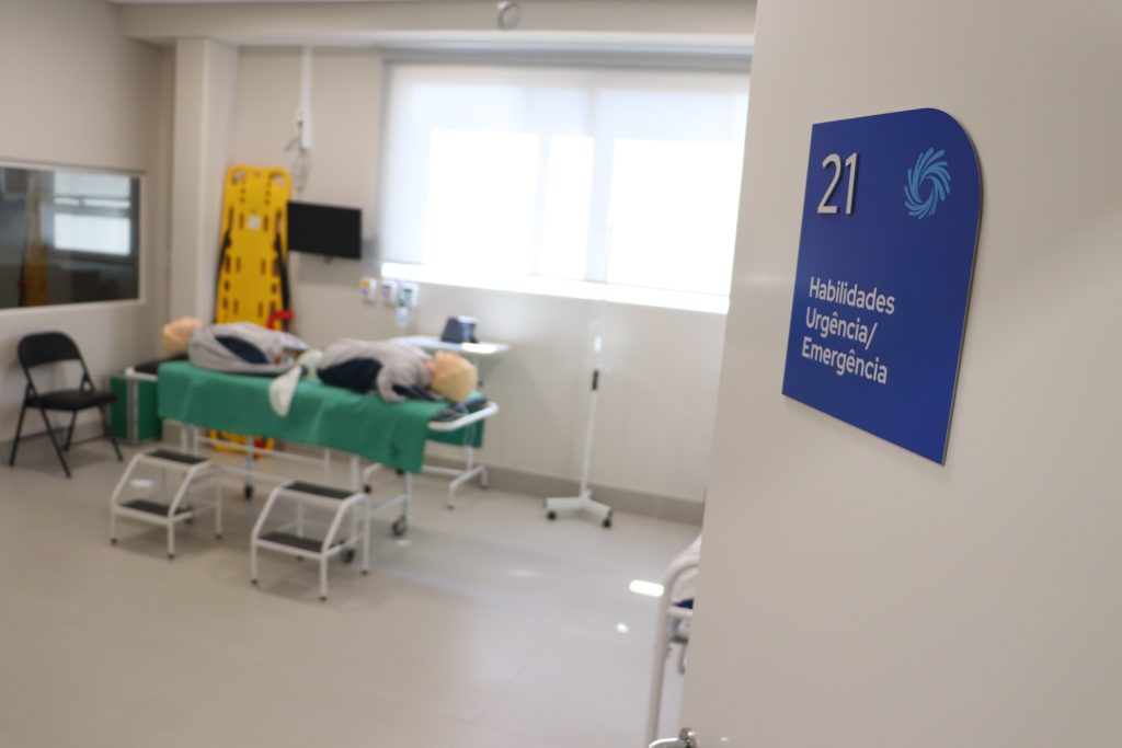 Sala de habilidades de Urgência e Emergência no Hospital de Simulação UCPel, com manequins de alta tecnologia